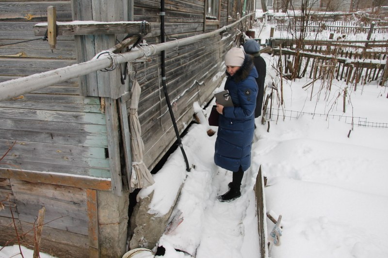 «Зимой даже картошка промерзает»: ветеран войны живет в ужасном доме в Сыктывкаре