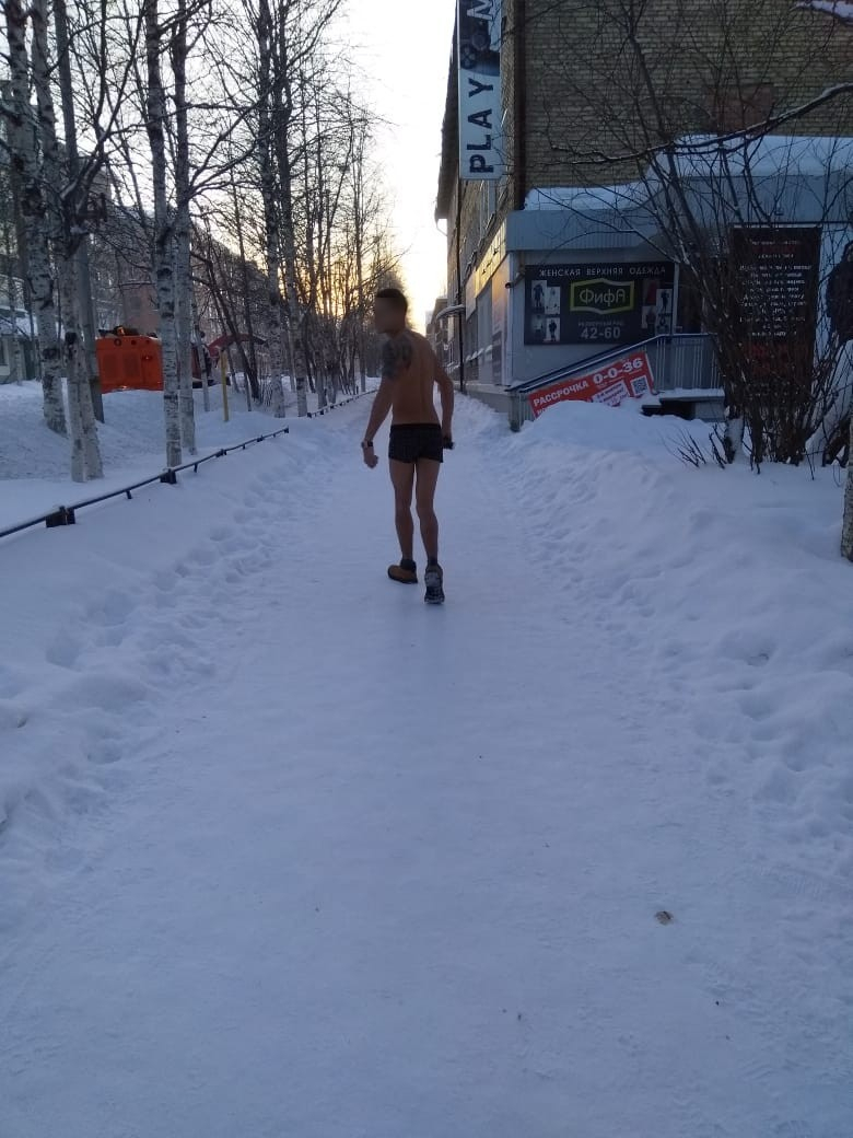 Фото дня в Коми: мужчина в одних трусах прогуливается по морозной улице