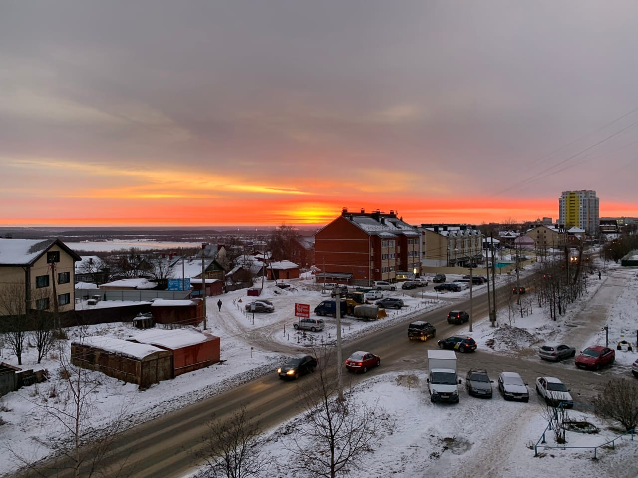 Фото дня в Сыктывкаре: огненный восход в зимнем небе