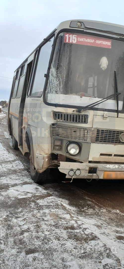 Появились фото с места ДТП, где автобус протаранил остановку в Сыктывкаре