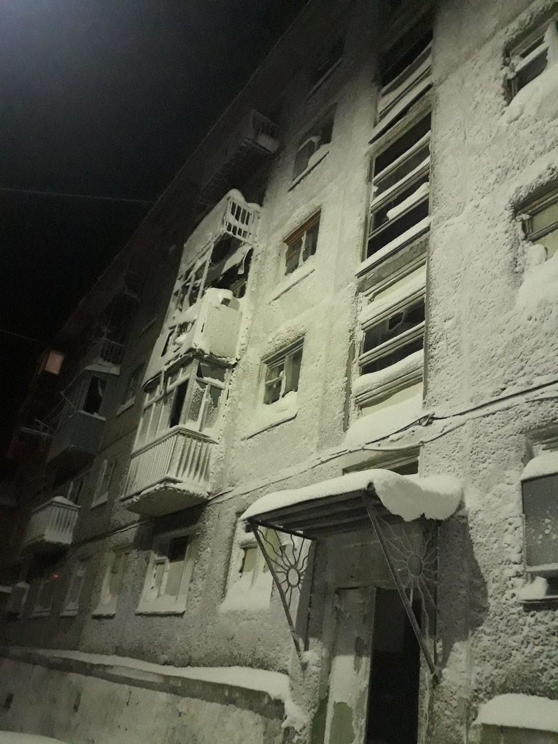 «Бомжи и наркоманы выбивают двери»: инвалид из Коми рассказала о жизни в заброшенной многоэтажке