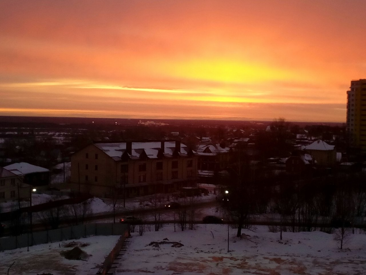 Фото дня в Сыктывкаре: пламя рассвета заливает утреннее небо