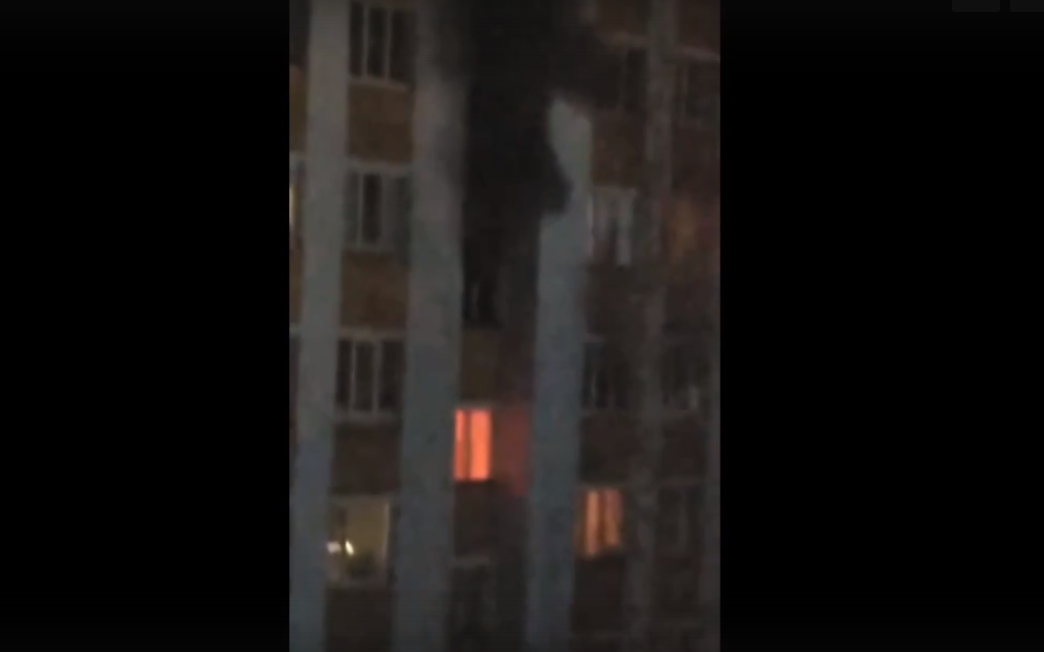В Коми из полыхающего здания выпала девушка (видео)