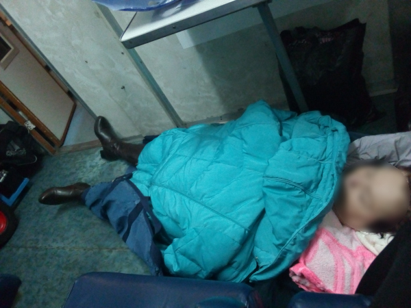 Женщину с инсультом, которую везли на полу в поезде, транспортировали в Сыктывкар