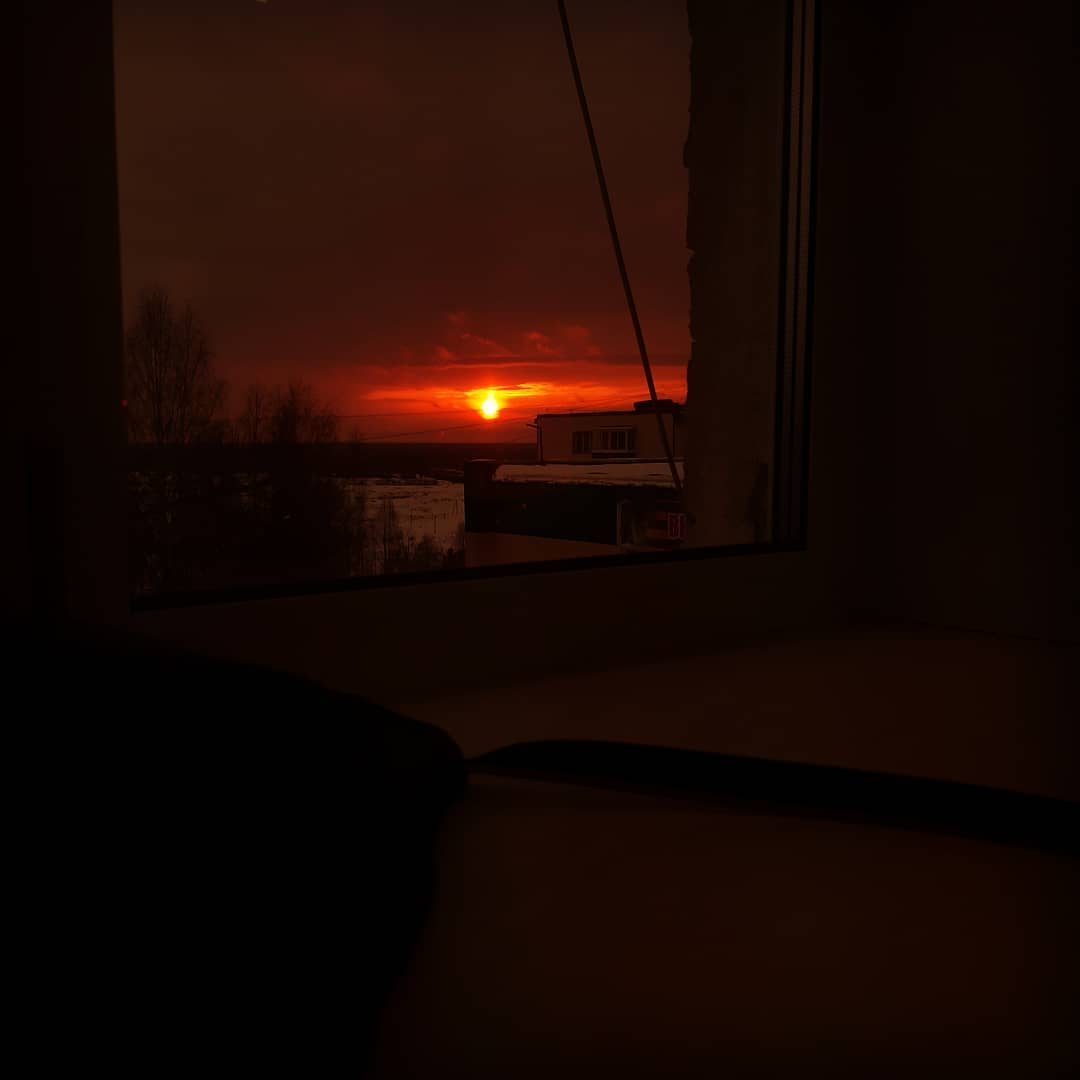 Фото дня в Сыктывкаре: зимнее солнце превратило вид из окна в «Мордор»