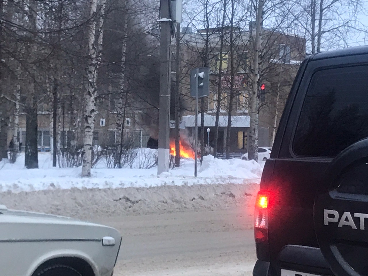 В Коми горожане тушили пылающую машину снегом (фото)