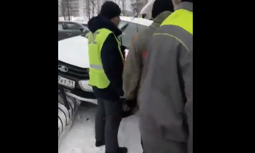 В Сыктывкаре водитель с протезами на ногах протаранил дом (видео)