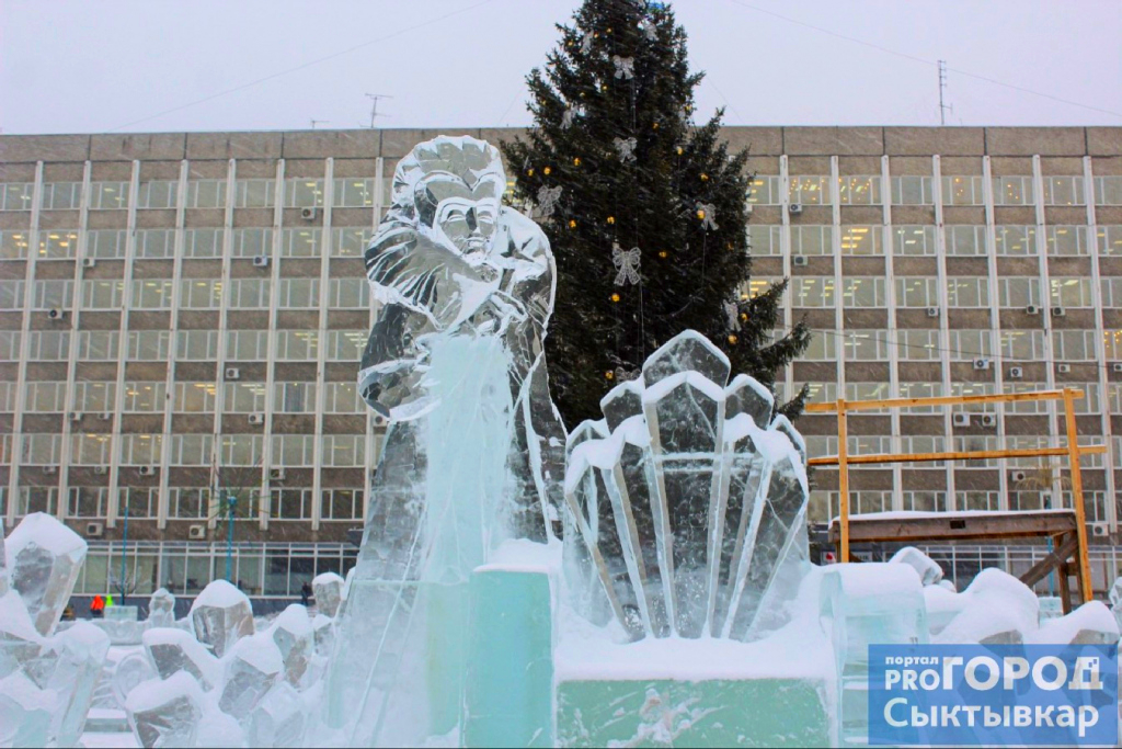 На главной площади Сыктывкара закончили строительство ледового городка