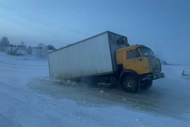 В Коми на реке под лед провалился КамАЗ