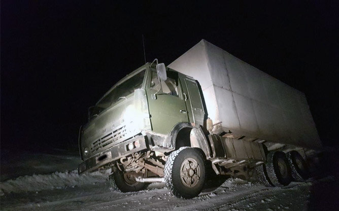 В Коми на ледовой переправе утонуло два КамАЗа за один день