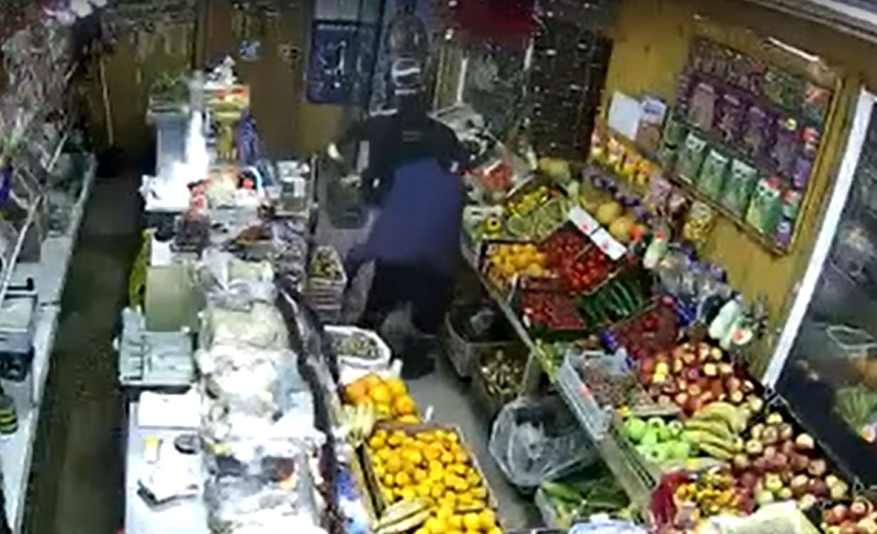 Появилось видео, как мужчина изрезал продавца магазина в Коми