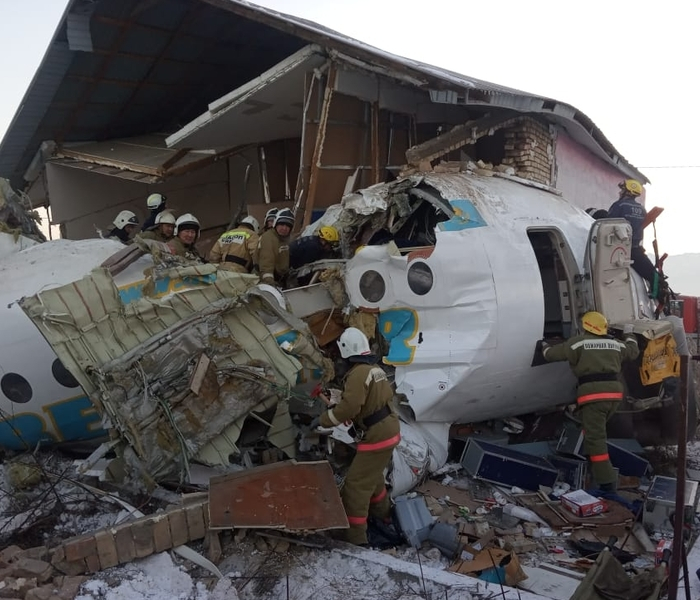 В Алма-Аты рухнул пассажирский авиалайнер: погибли 14 человек