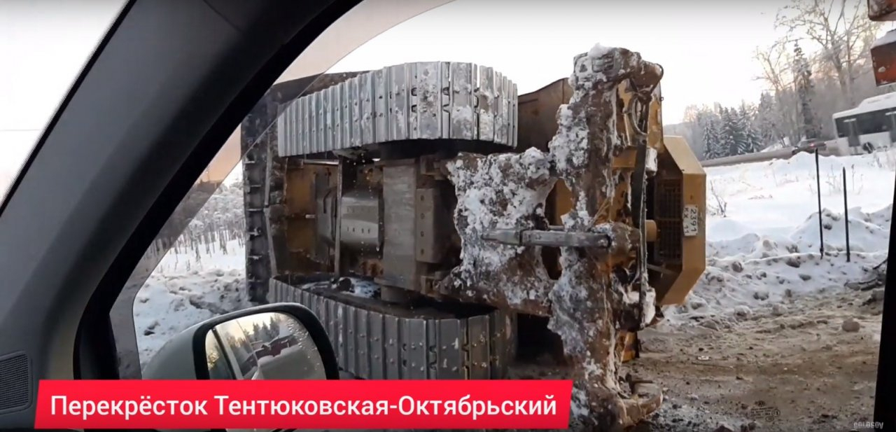 В Сыктывкаре трактор упал с фуры, которая везла его по дороге (видео)