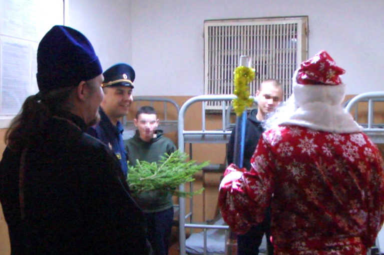 Дед Мороз поздравил трудных детей в сыктывкарском изоляторе