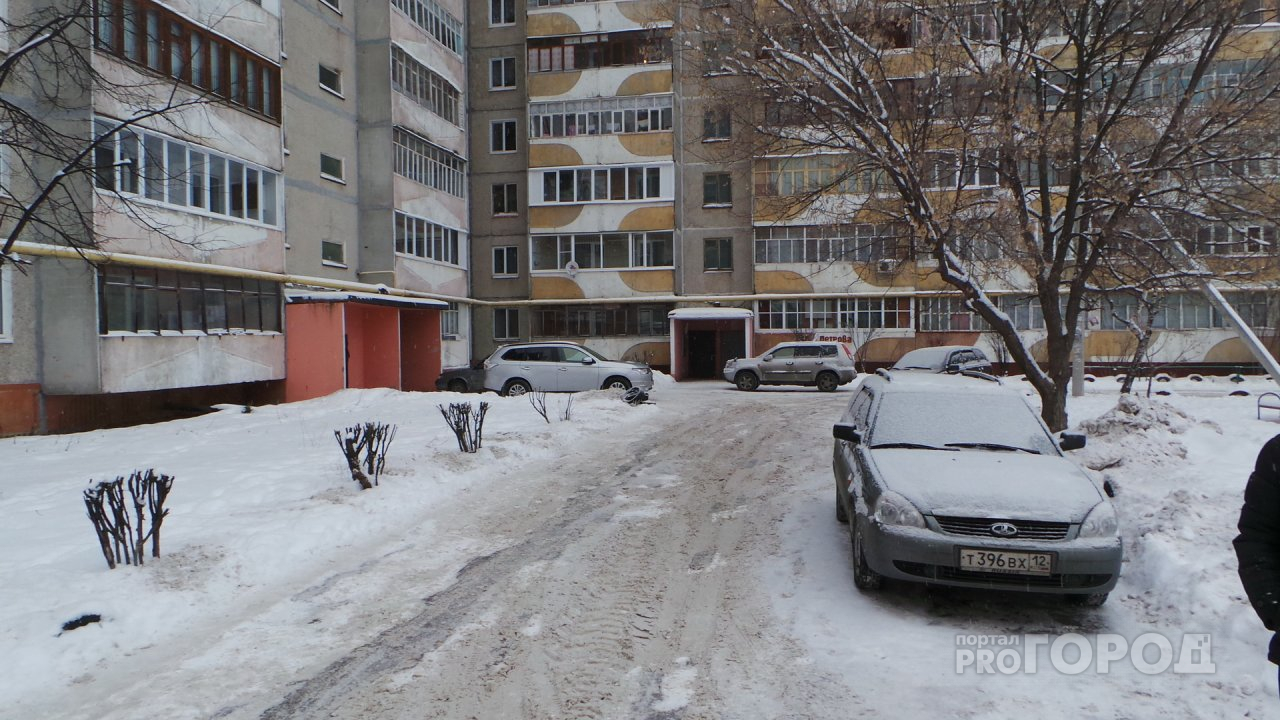 В России запретили парковать во дворах такси и грузовики