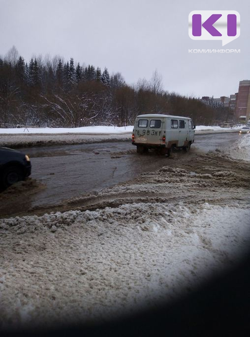 Одна из улиц Сыктывкара оказалась под водой посреди зимы