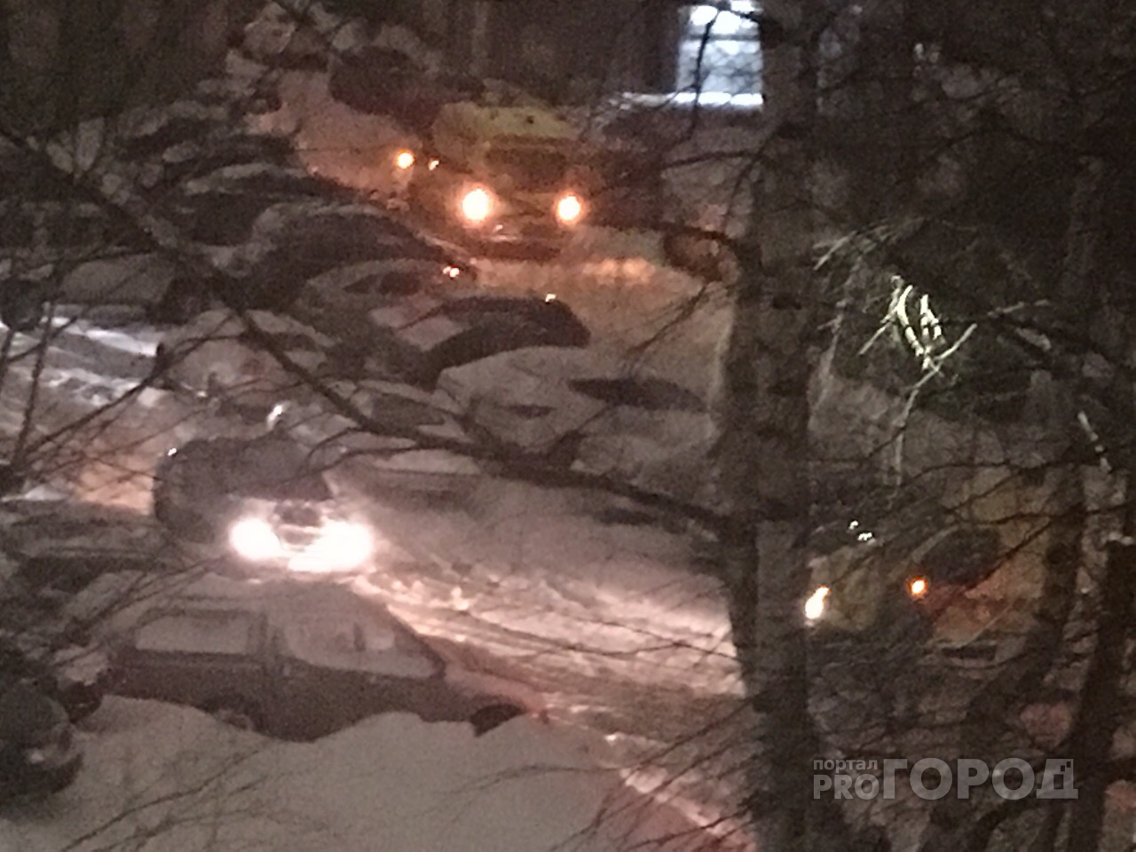 В Сыктывкаре из-за снежной каши на дороге застряли три скорые