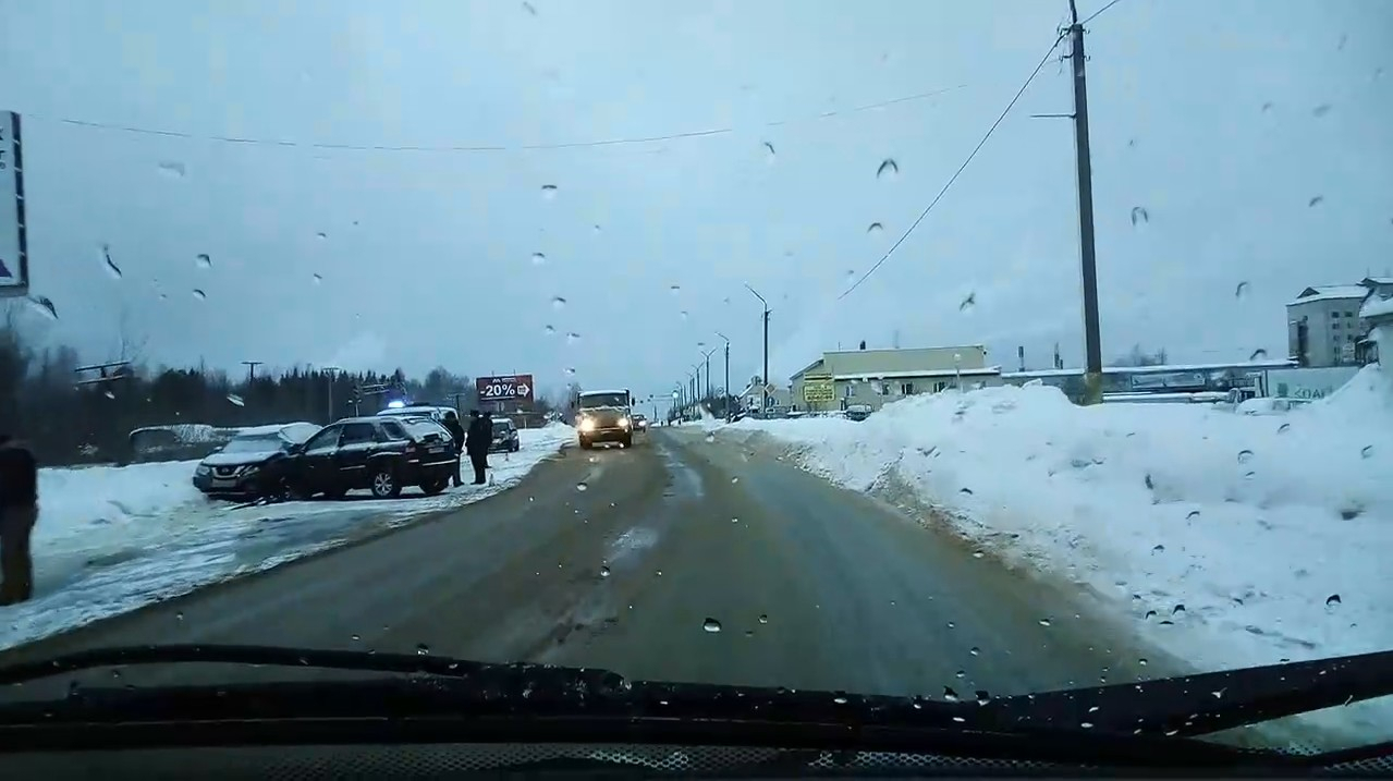 На трассе в Сыктывкаре произошло тройное ДТП, погиб один человек (видео)