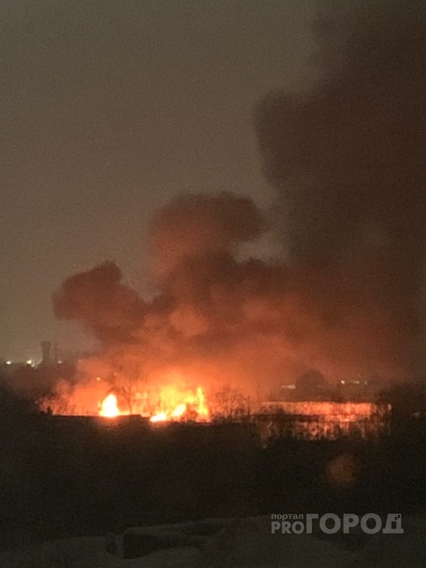 В полночь в Сыктывкаре произошел мощный пожар (видео)