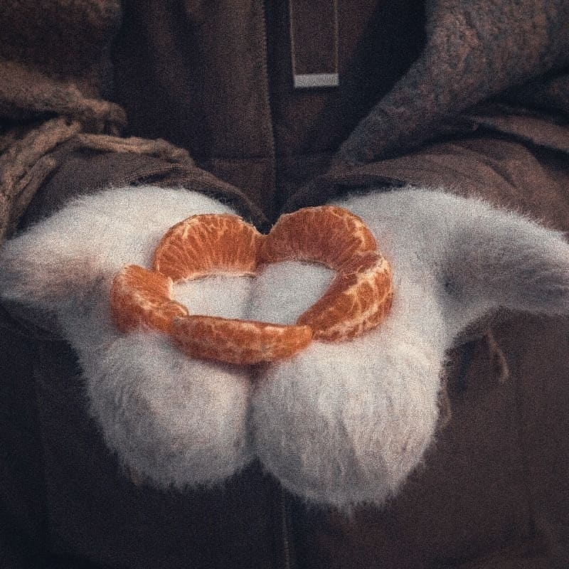 Фото дня в Сыктывкаре: кусочки сладкого солнца в руках