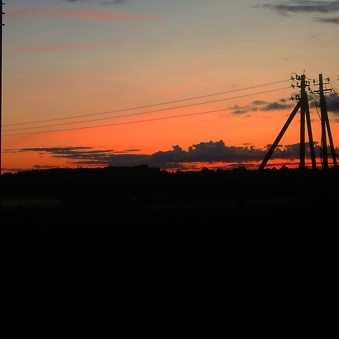 Фото дня в Сыктывкаре: вечернее пламя заката над горизонтом