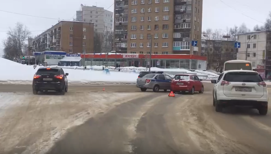 На «кольце» в Сыктывкаре столкнулись полиция и «Шкода» (видео)
