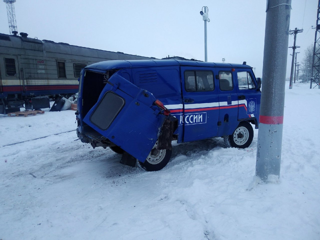 В Коми поезд разворотил машину «Почты России» (фото)