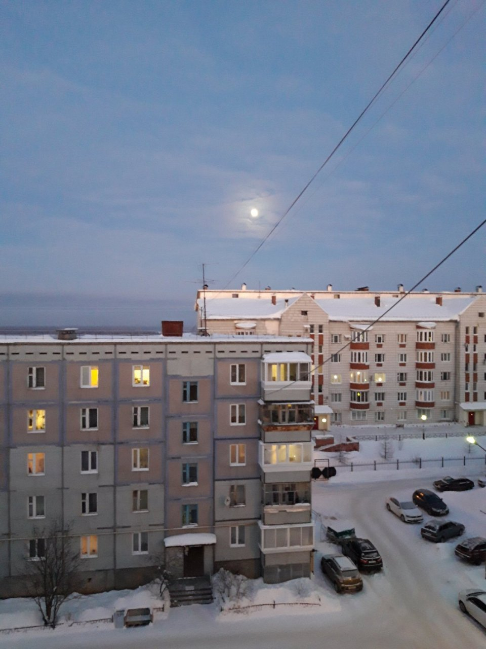 Фото дня в Сыктывкаре: полная луна над спальным районом