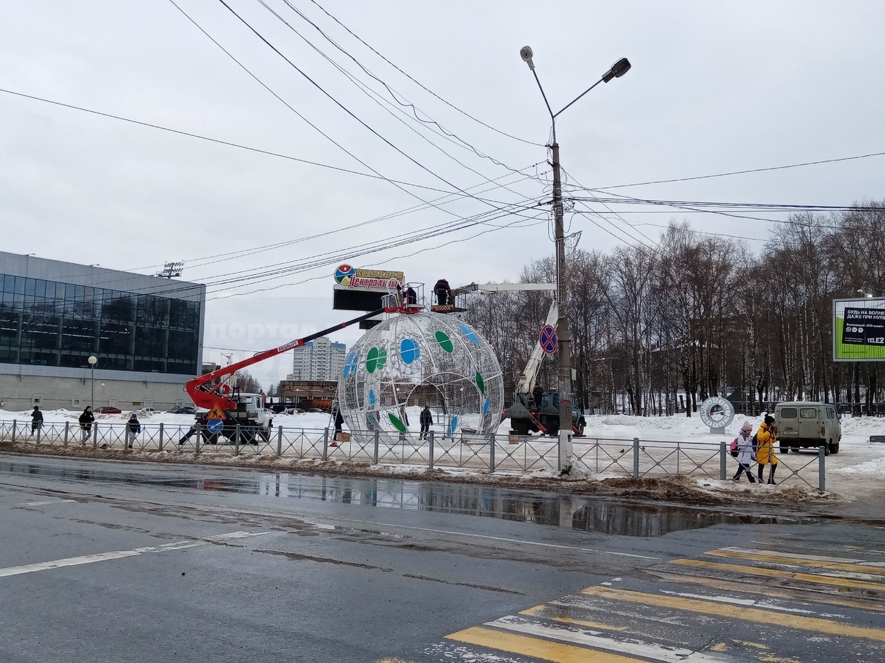 В Сыктывкаре убирают гигантский новогодний шар в центре города