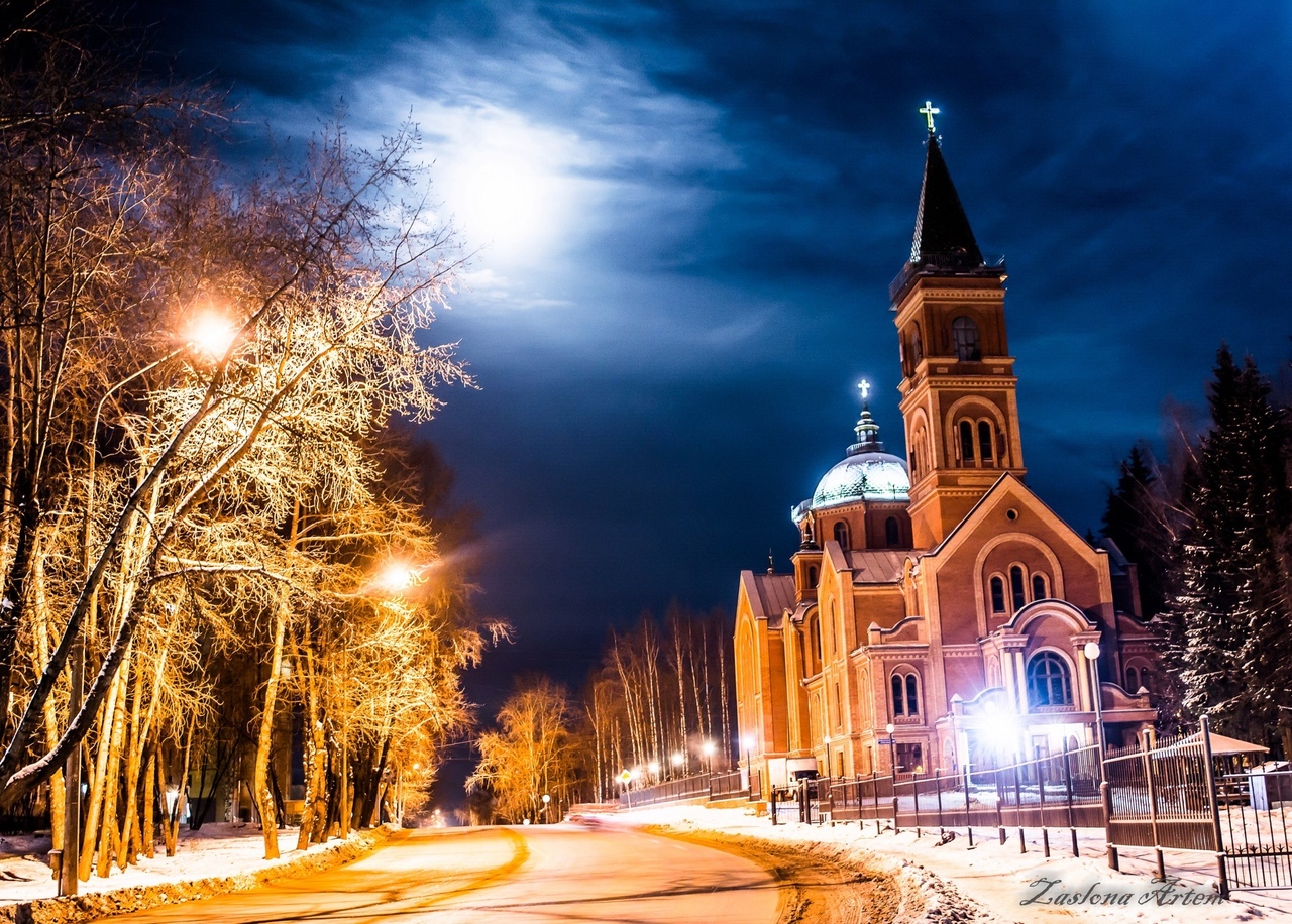 Фото дня в Сыктывкаре: завораживающий лунный свет над огнями вечернего города