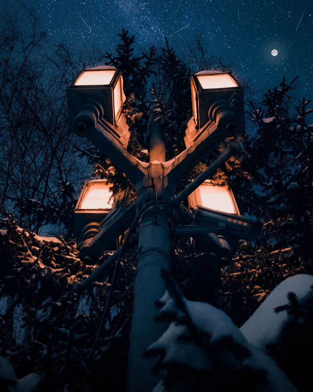 Фото дня в Сыктывкаре: сказочное ночное небо над яркими фонарями в парке