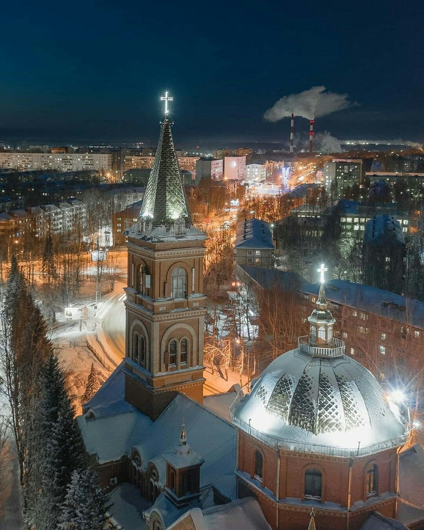 Фото дня в Сыктывкаре: яркие огни вечернего города