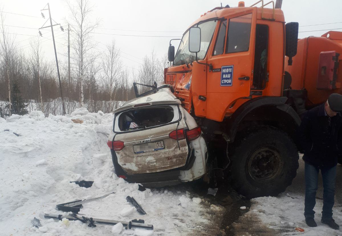 В Коми в страшной аварии на трассе погибли четыре человека