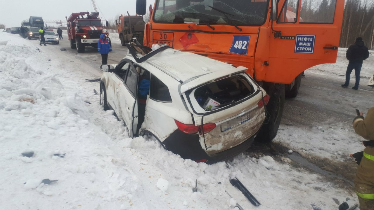 Подробности смертельного ДТП на трассе в Коми: в аварии погибла семья