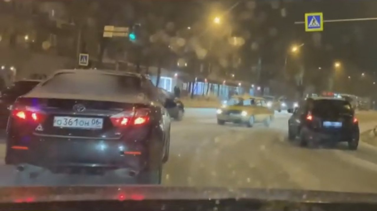 В центре Сыктывкара водитель ехал задом по встречной полосе (видео)