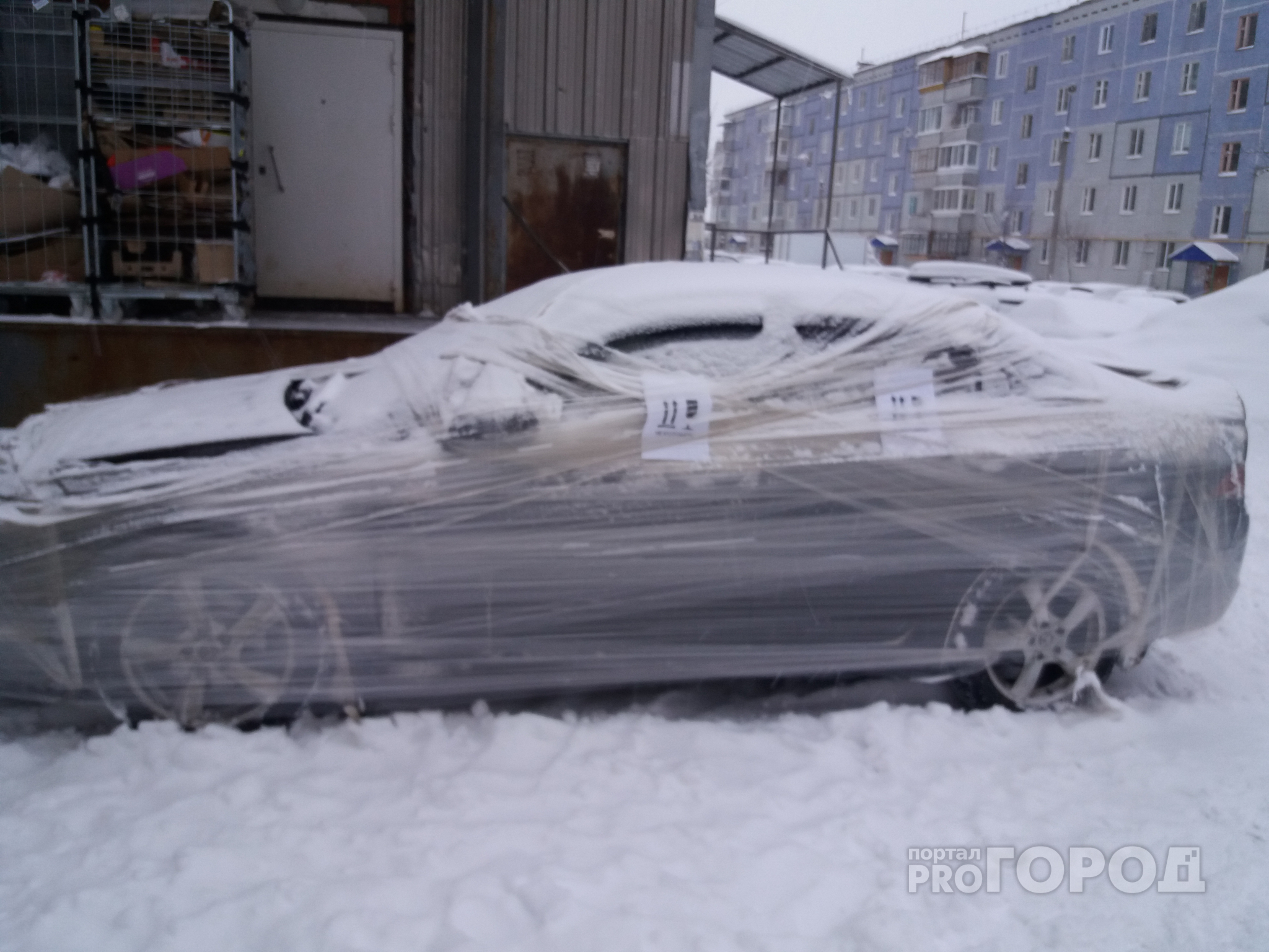 Фото дня в Сыктывкаре: неизвестные упаковали чужое авто в полиэтилен