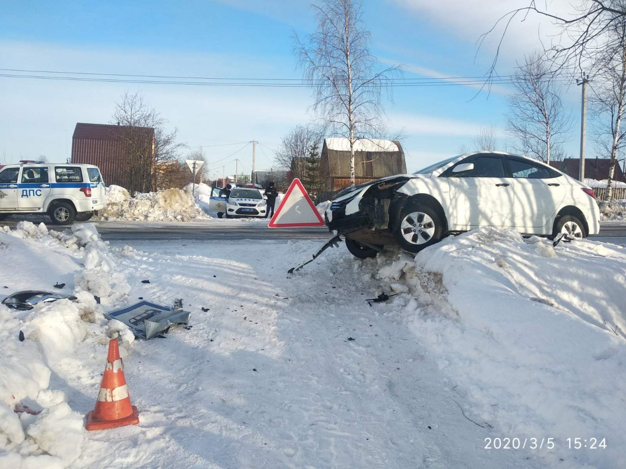 В Сыктывкаре женщина-водитель сбила двух человек на автобусной остановке