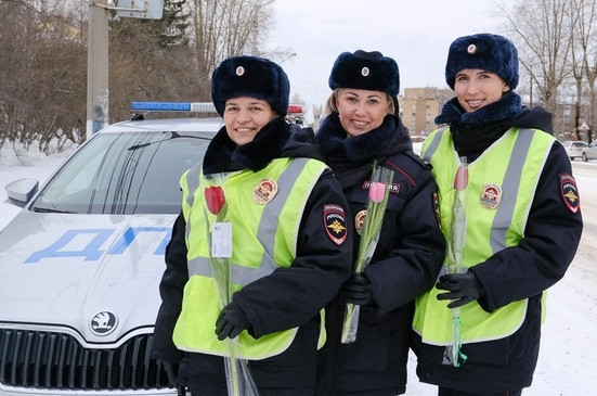 В Сыктывкаре автоинспекторы останавливали женщин-водителей, чтобы подарить им цветы