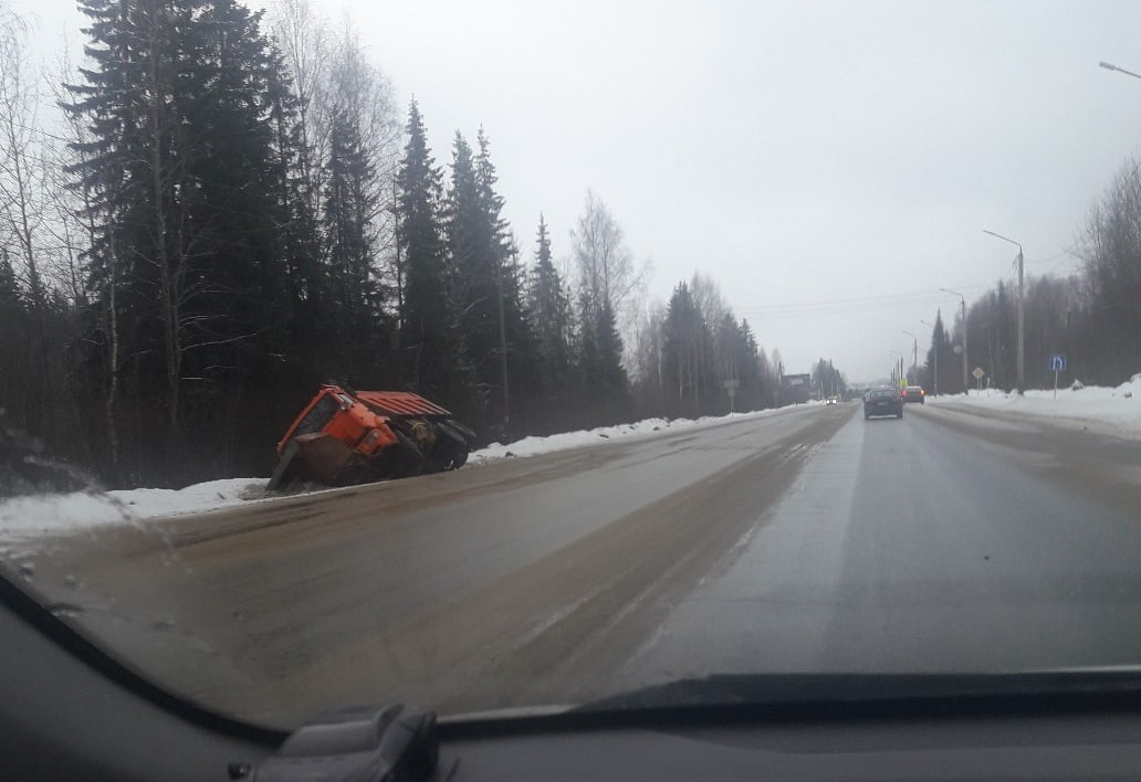 В Сыктывкаре в кювет рухнул «КамАЗ»-снегоуборщик (фото)