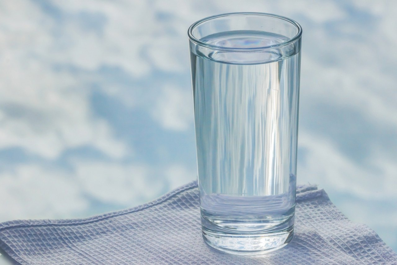 Медики рассказали, почему утром необходимо пить стакан воды