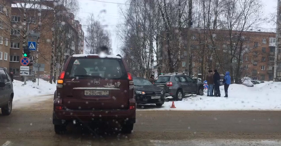В Сыктывкаре «Ниссан» вылетел на тротуар и протаранил светофор (видео)