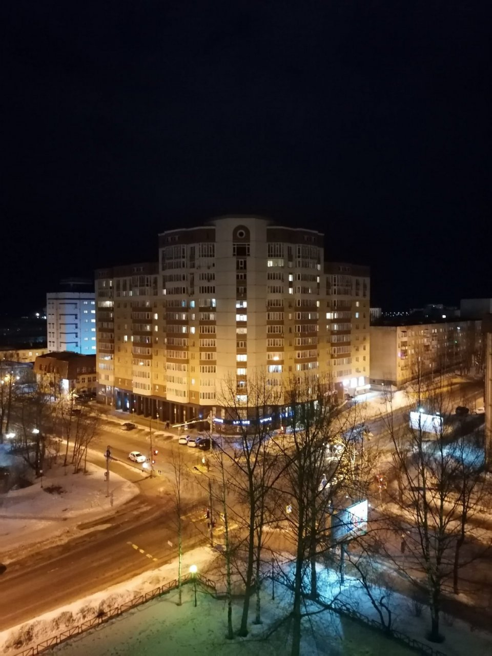 Фото дня в Сыктывкаре: огни города под черным небом