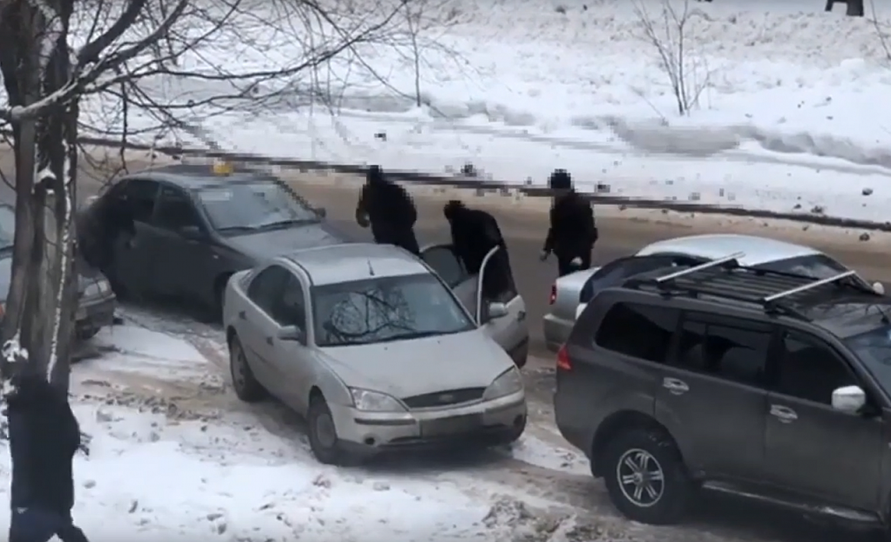 Видео: полицейские Сыктывкара выпрыгнули из машин и задержали подозреваемого в наркоторговле