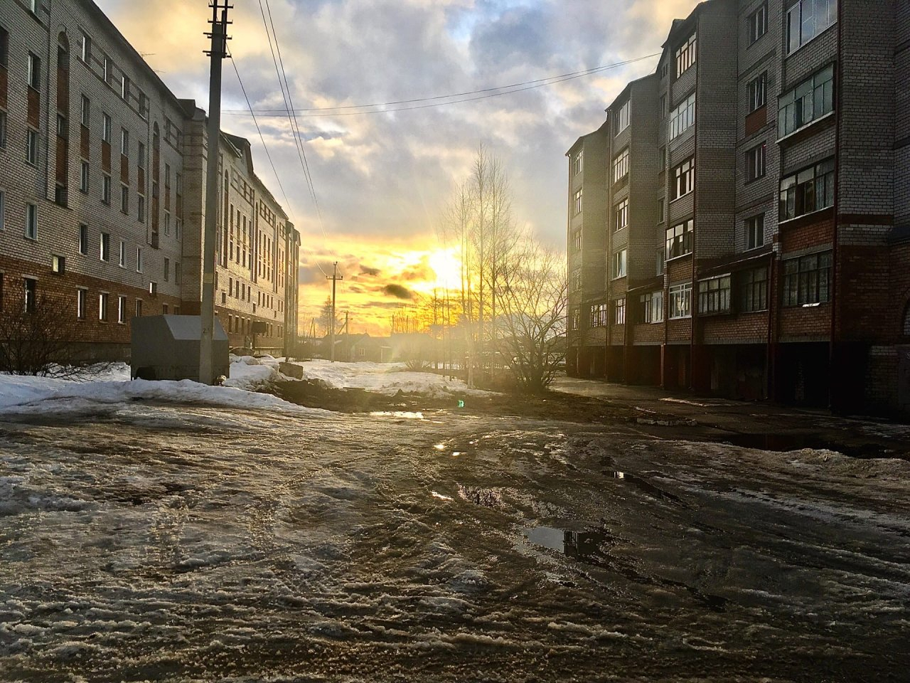 Фото дня в Сыктывкаре: заходящее солнце и обледенелый двор