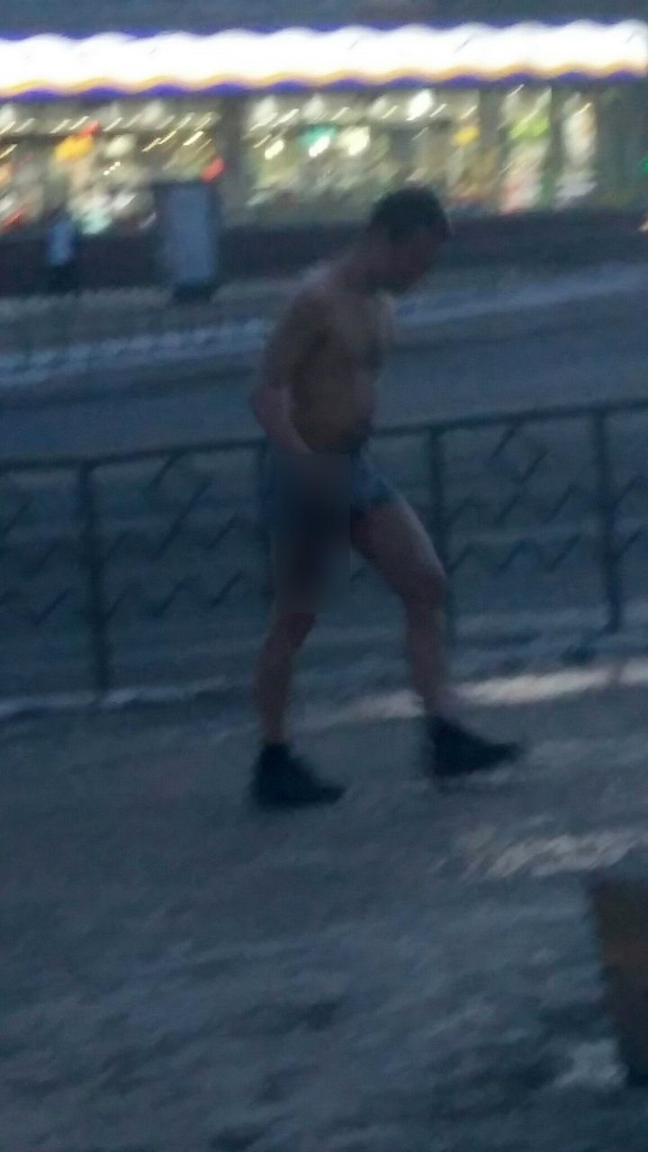 Фото дня в Сыктывкаре: полуголый мужчина в центре города