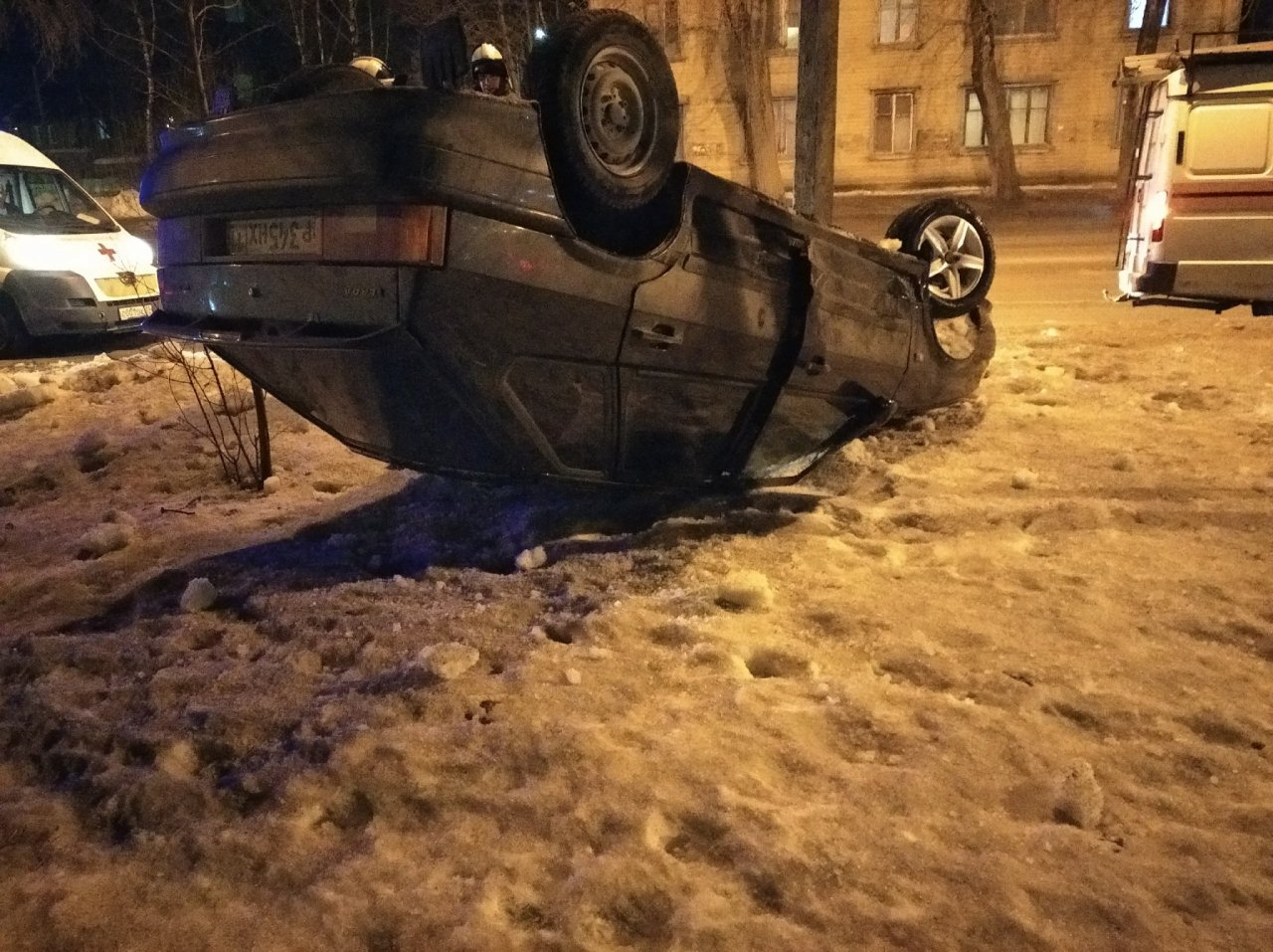 В Сыктывкаре «ВАЗ» врезался в автобус и перевернулся (фото)