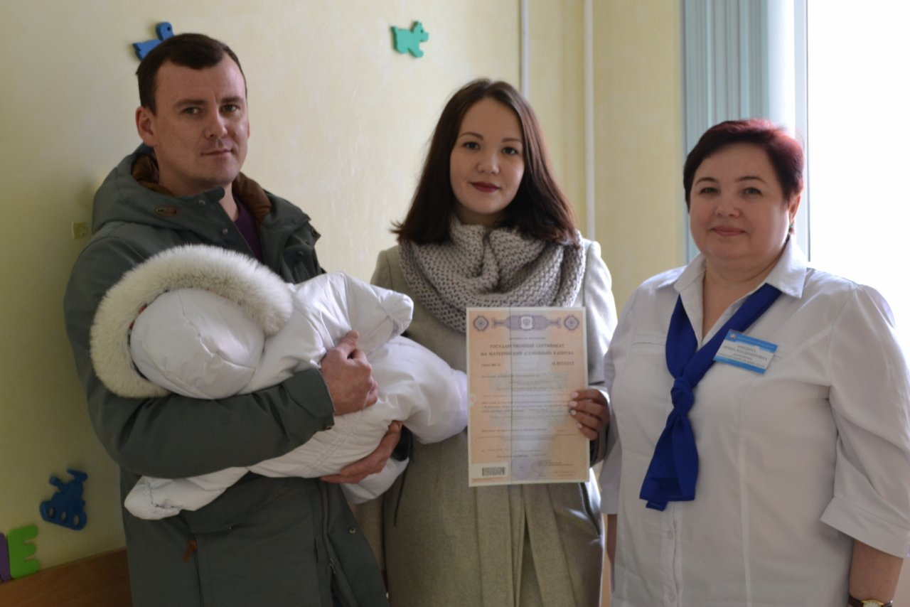 В Сыктывкаре выдали первый сертификат на материнский капитал за первенца