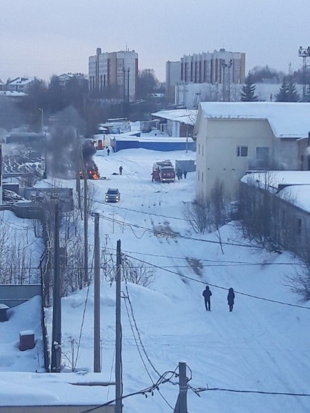 В Сыктывкаре вспыхнул припаркованный автомобиль (фото)