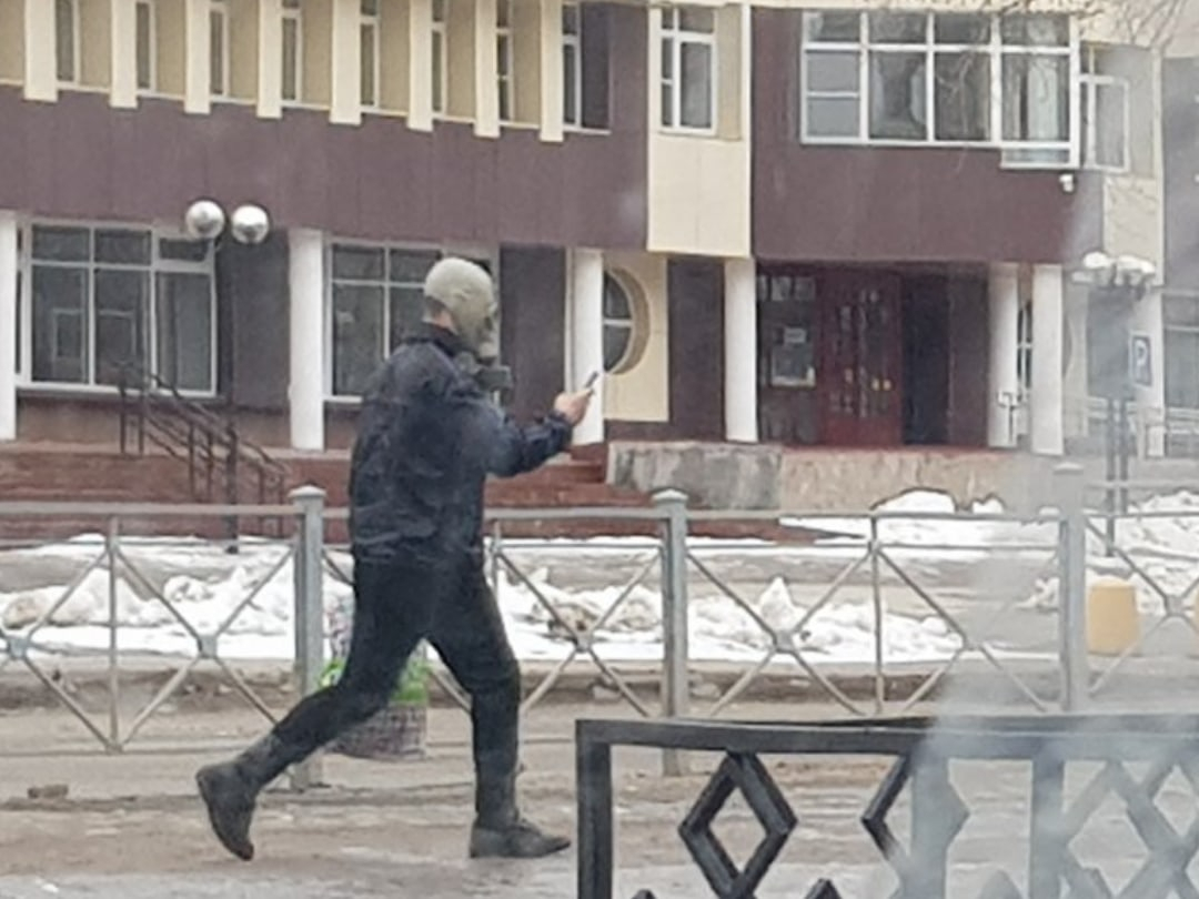 Фото дня в Сыктывкаре: противогаз вместо медицинской маски