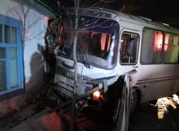 В Коми автобус протаранил «Ладу» и проломил забор
